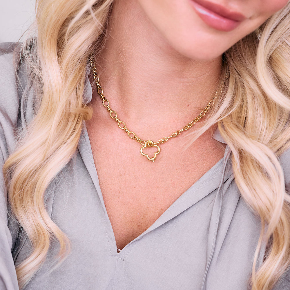  Mabel Clover Necklace with a clover-shaped ring clasp pendant on a chunky chain, worn by a model.