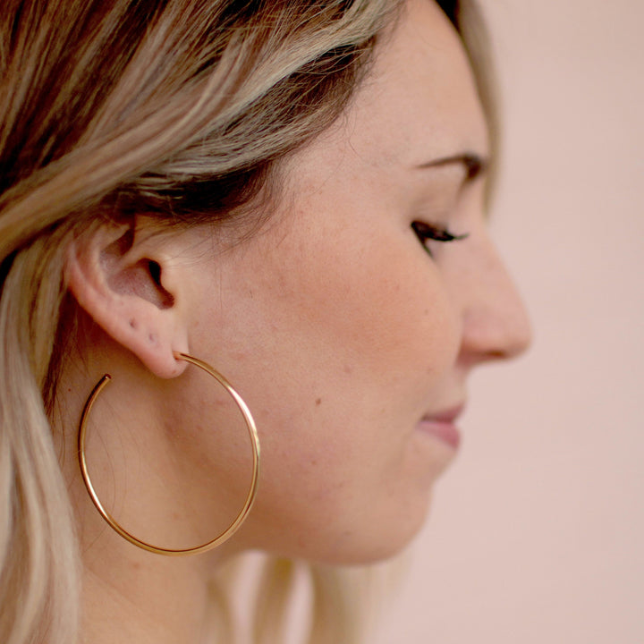  @kristyynmarie wearing Hayley Thin Hoops by @brookandyork