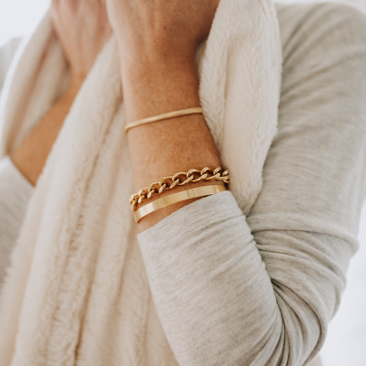  @kylee.pickering wearing Thin Bangle Bracelet by @brookandyork